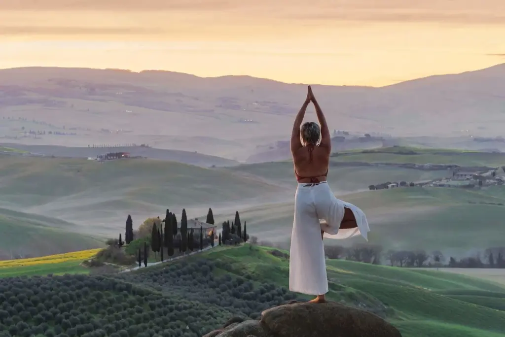 donna che fa yoga nella campagna toscana